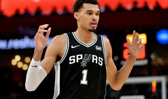 开运体育手机APP下载-数据全面缩水 三分疯狂打铁！二年级的文班撞墙了？